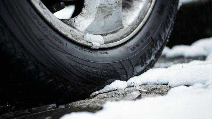 Auf Sommerreifen im Schnee: Lkw blockiert die Fahrbahn
