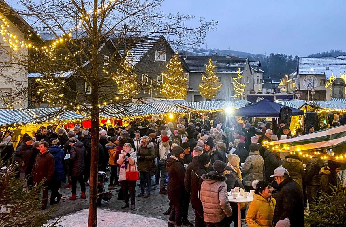 Der Rothenkirchener  Weihnachtsmarkt  lockte zahlreiche Besucher an – nicht nur wegen des  strahlenden Lichterglanzes.