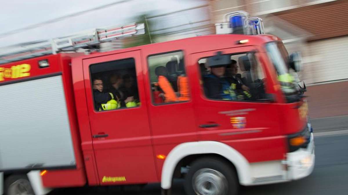 Coburg: Schutzhütte brennt: Großeinsatz der Feuerwehr in Sonnefeld