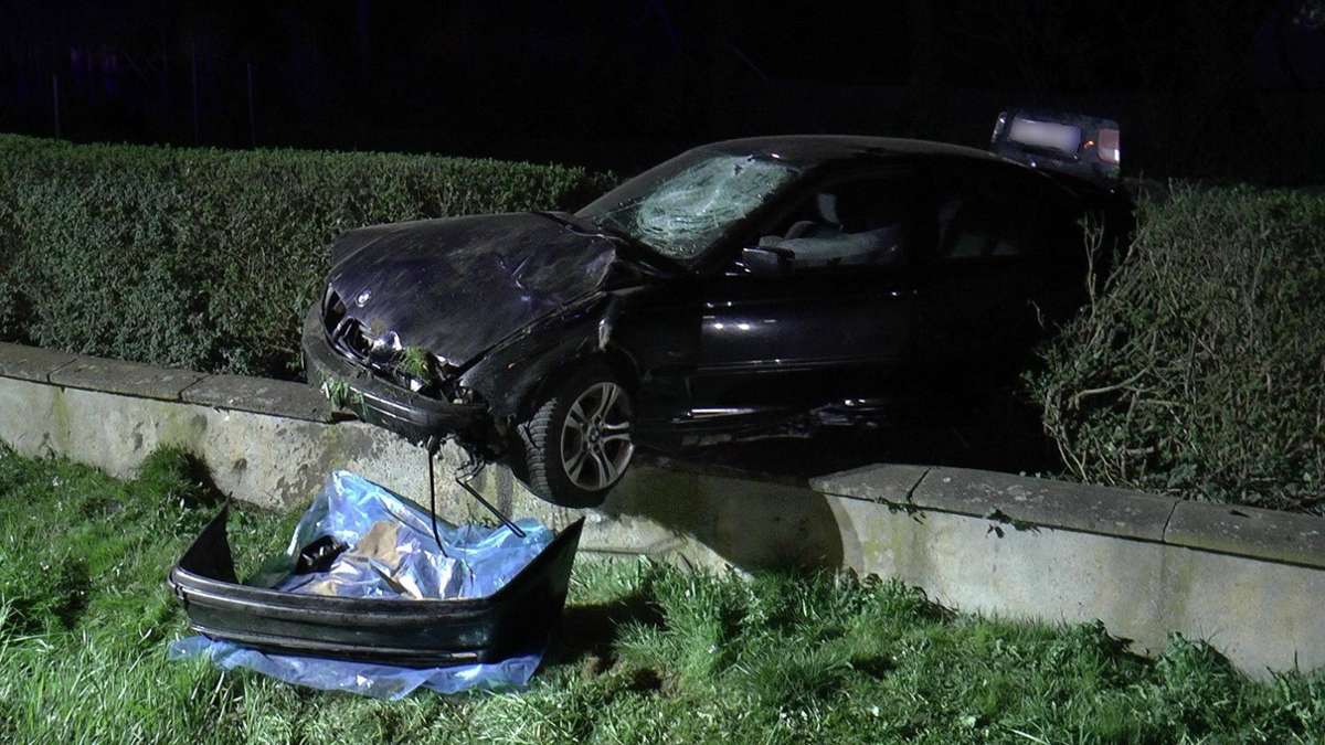 Hassberge: Betrunkener Autofahrer zerstört für Ostern geschmücktes Beet