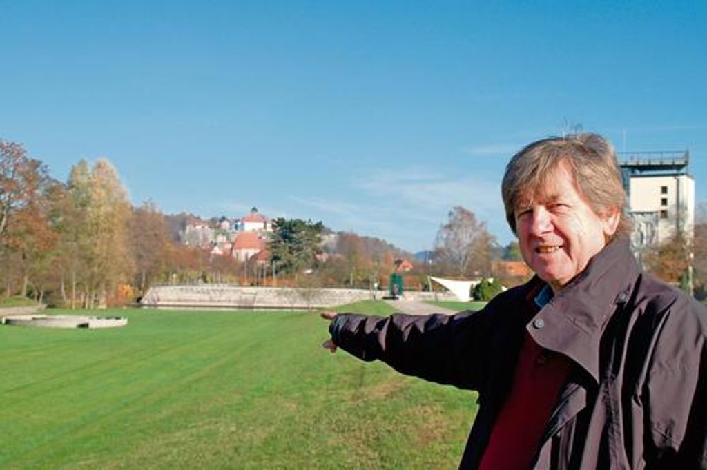 Hans Götz deutet auf die Wiesen im Kronacher Landesgartenschau-Gelände. Hier würde er sich ein weiteres Lager für historische Gruppen während des historischen Stadtfestes wünschen. Sein Ziel ist es, ein Mittelalterspektakel zu schaffen, das weit über die Stadtgrenzen hinaus bekannt ist. Foto: Knauer