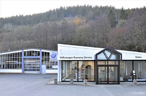 Das Autohaus Vetter in Ludwigsstadt. Die   Werkstatt (links) besteht bereits seit 60 Jahren. Mitte des Jahres wird sie geschlossen. Foto: /Karl-Heinz Hofmann