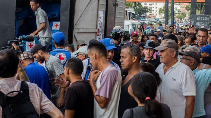 Rotes Kreuz verteilt erste Hilfsgüter in Venezuela