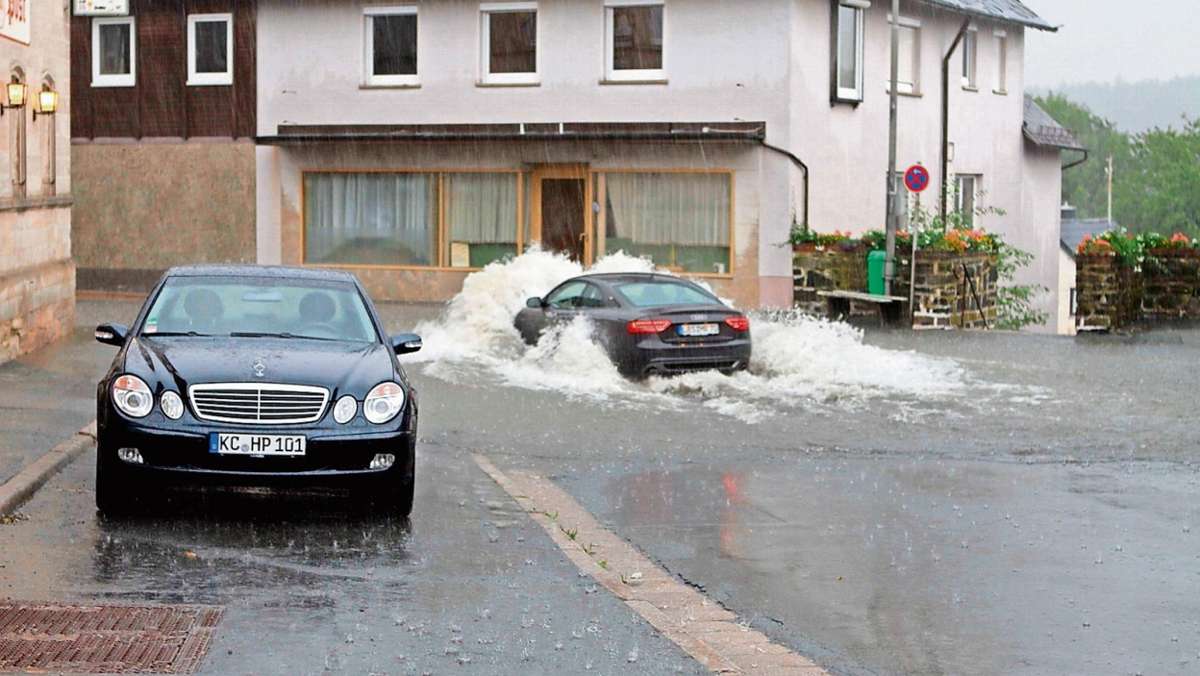Kronach: Starkregen setzt Nordhalbener Straßen unter Wasser
