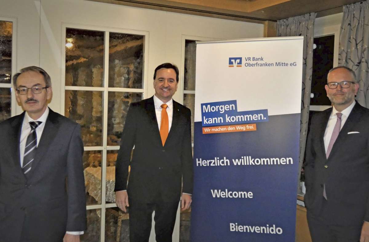 Das neue Vorstandsteam der VR Bank Oberfranken Mitte mit (von links)  Stephan Ringwald, der zum 30. März 2022 als Vorstand in den Ruhestand geht,  sowie die Vorstände  Markus Schappert und  Frank Kaiser. Foto: /Werner Reißaus
