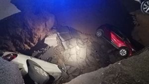 Unfälle: Riesiges Erdloch in Rom verschlingt zwei Autos