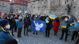 400 Kronacher zeigen Flagge  für den Frieden