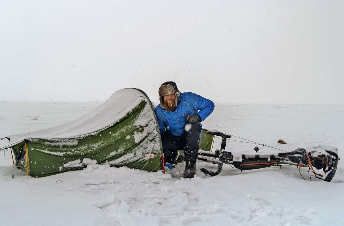 Allein im ewigen Eis: Extremsportler Jonas Deichmann vor seinem Zelt auf dem zugefrorenen Baikalsee in Russland.
