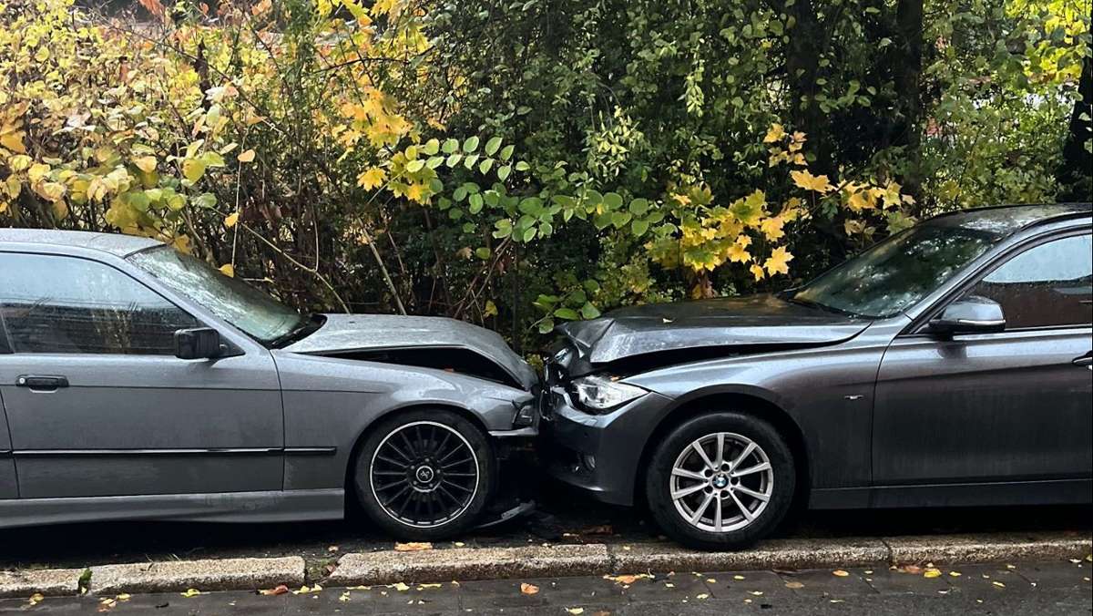 Unfall in Coburg: 20-jähriger Autofahrer kracht in geparkten Wagen