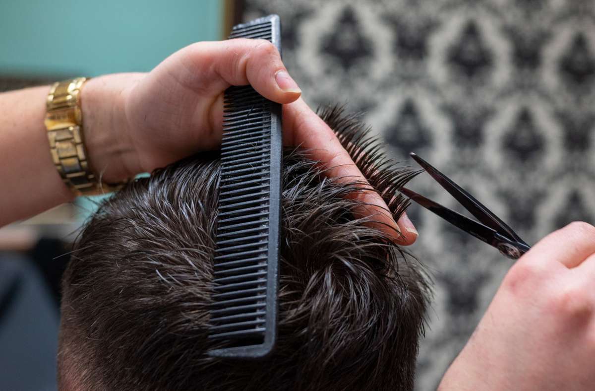 Nicht nur bei den Männerhaarschnitten müssten die Friseure eigentlich deutlich die Preise anheben. Foto: picture alliance/dpa/Armin Weigel