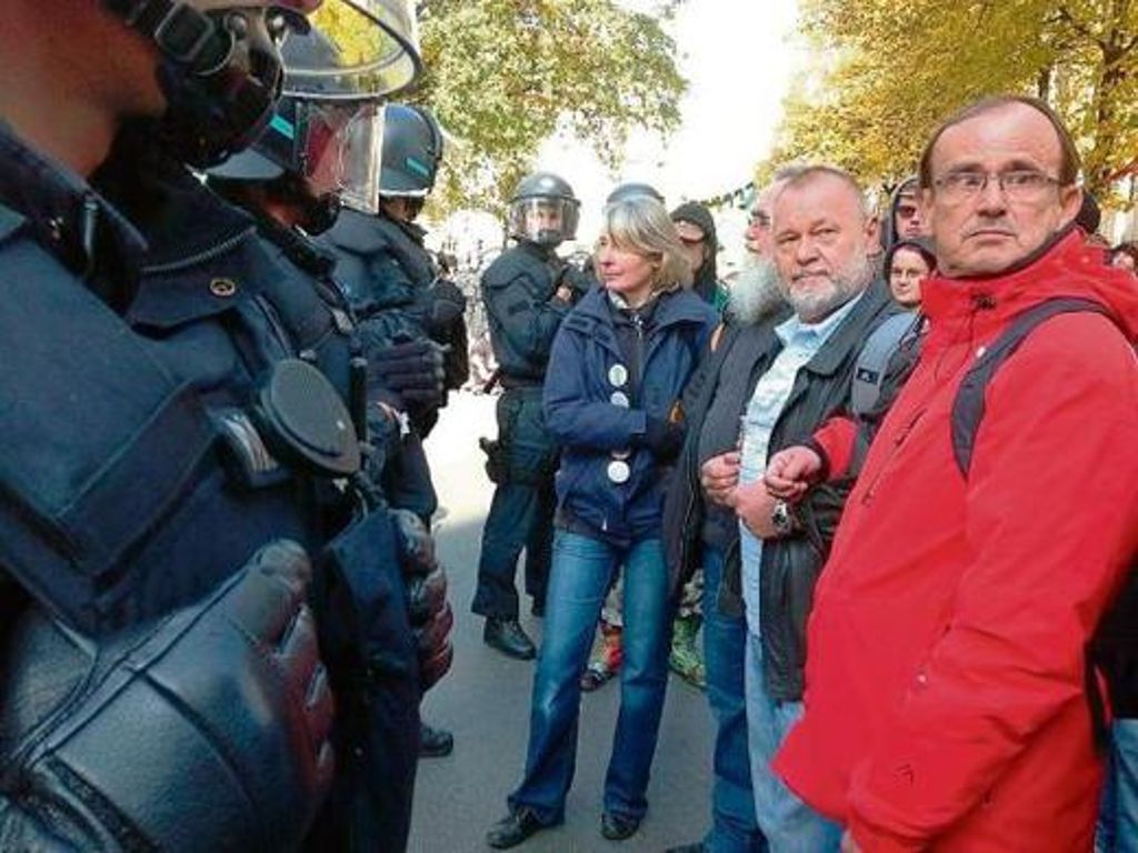 Klaus Dimler (2. von rechts) wollte den Aufmarsch der Rechten blockieren.