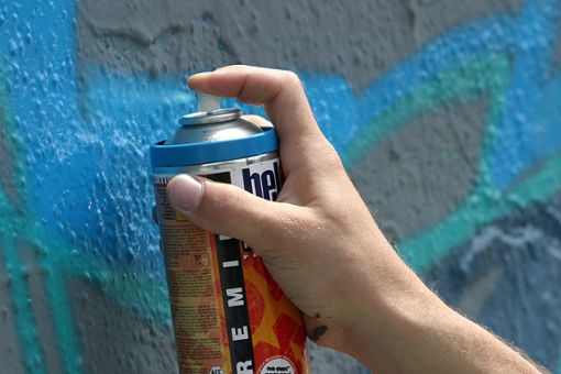 Ein Graffiti-Sprayer besprüht eine Mauer.  (Symbolbild) Foto: Tobias Felber