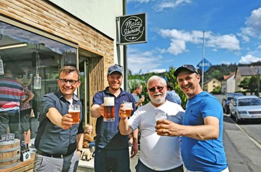 Sie haben beim Bier-Tasting in Wallenfels gut lachen (von links): Bürgermeister Jens Korn, Braumeister Rob Smith sowie Colin Smith und Nathan Bray aus Bingh Foto: Julia Knauer