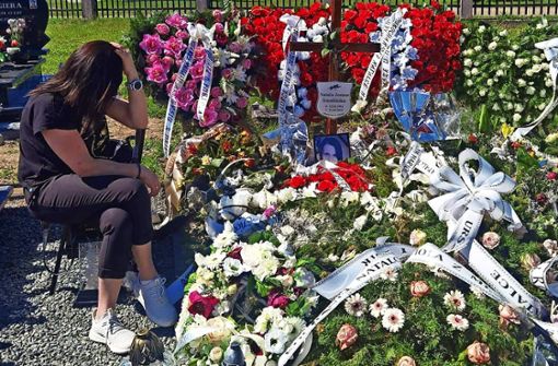 Die Mutter trauert am Grab von Natalia in ihrer polnischen Heimat. Der Schmerz nach dem gewaltsamen Tod der Tochter ist groß. Foto: privat