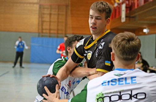 Sowohl  in der A-Jugend als auch bei den Männern in der 3. Liga kaum von den Gegnern zu stoppen: HSC-Talent Pavels Valkovskis (am Ball). Foto: Iris Bilek