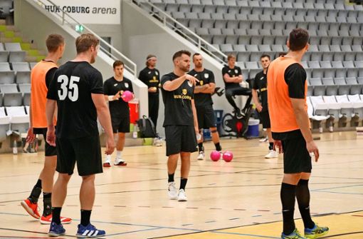 Alle Mann zuhören: HSC-Trainer Brian Ankersen (Mitte) gibt während eines Trainings in der HUK-Arena Anweisungen. Foto: Hagen Lehmann
