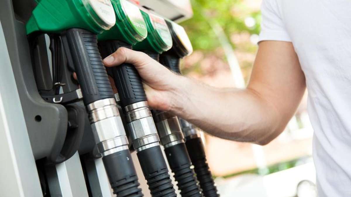 Bad Staffelstein: Keine Kartenzahlung möglich: Autofahrer beschädigt Zapfanlage in Tankstelle
