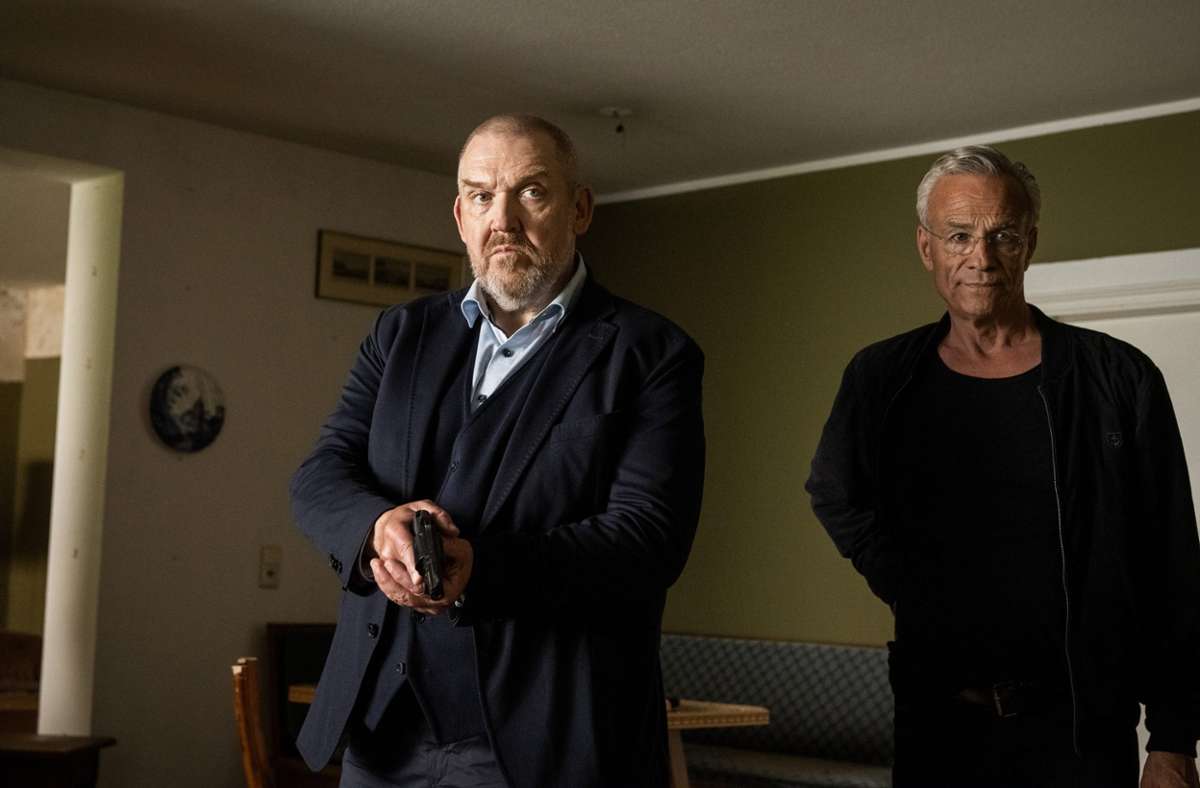 Mit gezogenen Waffen kommen Freddy Schenk (Dietmar Bär) und Max Ballauf (Klaus J. Behrendt) ins Haus von Peter Schnitzler.
