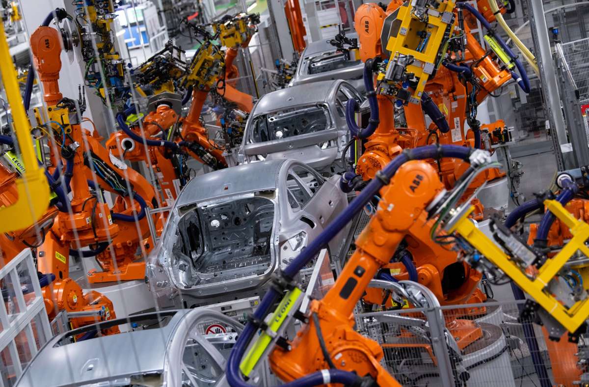 Roboter arbeiten an der Karosserie von verschiedenen BMW-Modellen im Stammwerk Foto: dpa/Sven Hoppe