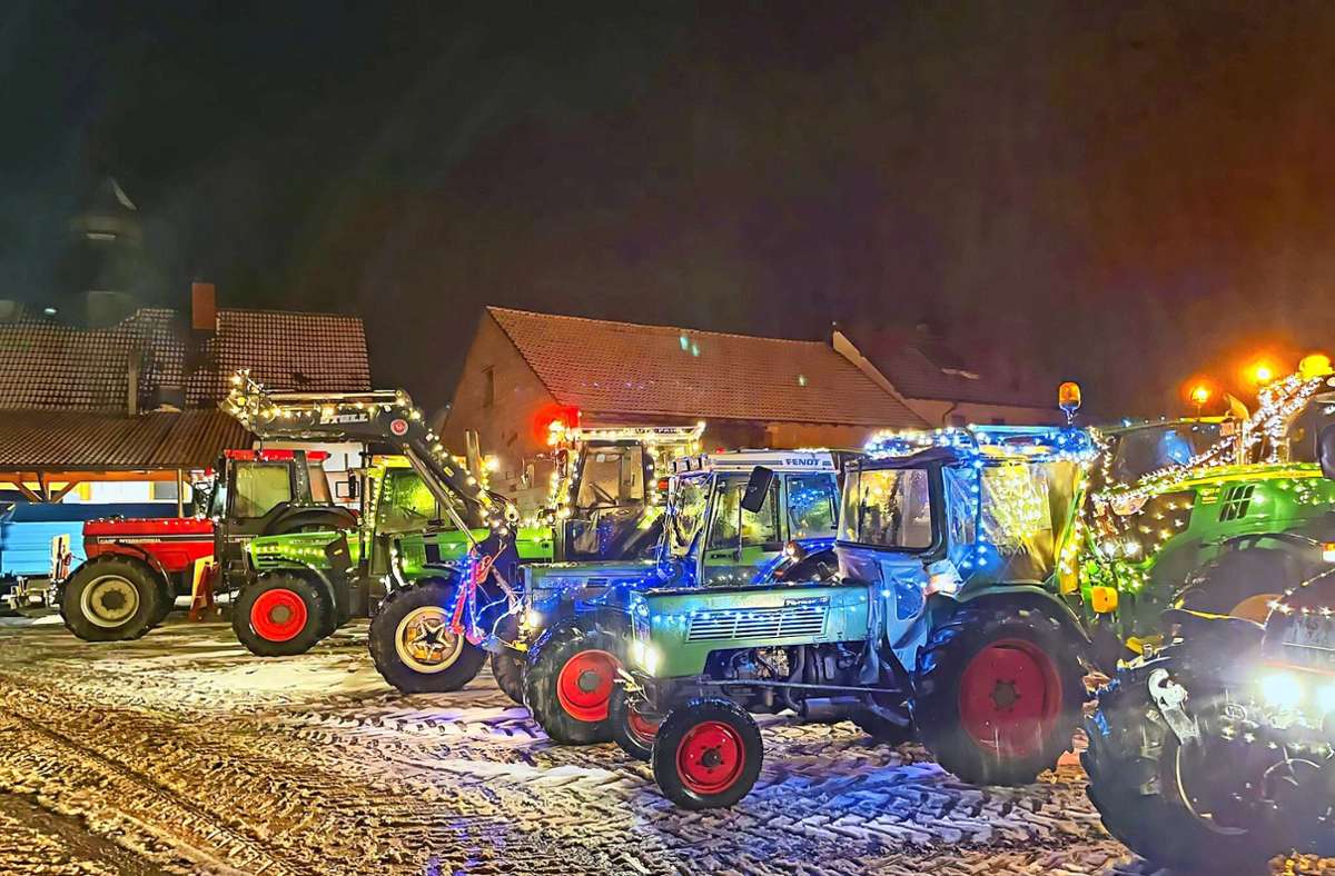 Mit insgesamt 15 weihnachtlich geschmückten Fahrzeugen startete der Tross nach Einbruch der Dunkelheit in Losbergsgereuth.