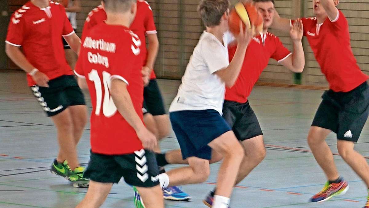 Neustadt: Schnelles Spiel rund um den Ball