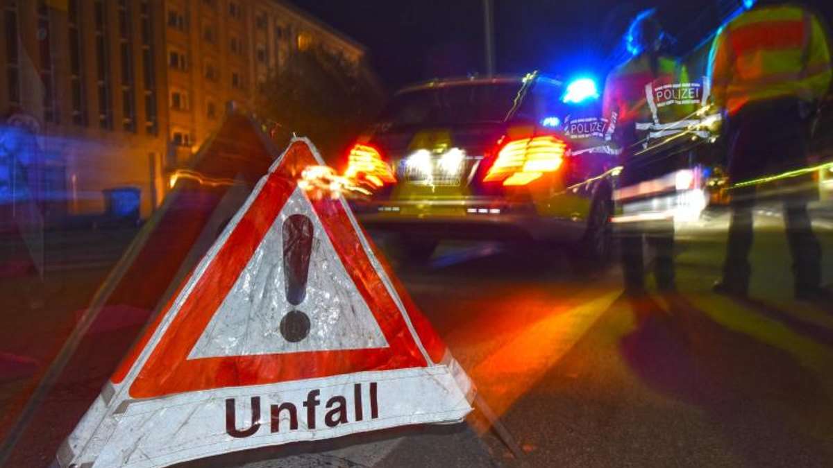 Weidhausen: Nach Unfall: Autofahrer kracht gegen Warndreieck und verrät sich