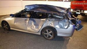 Auto von Straße katapultiert: drei Schwerverletzte