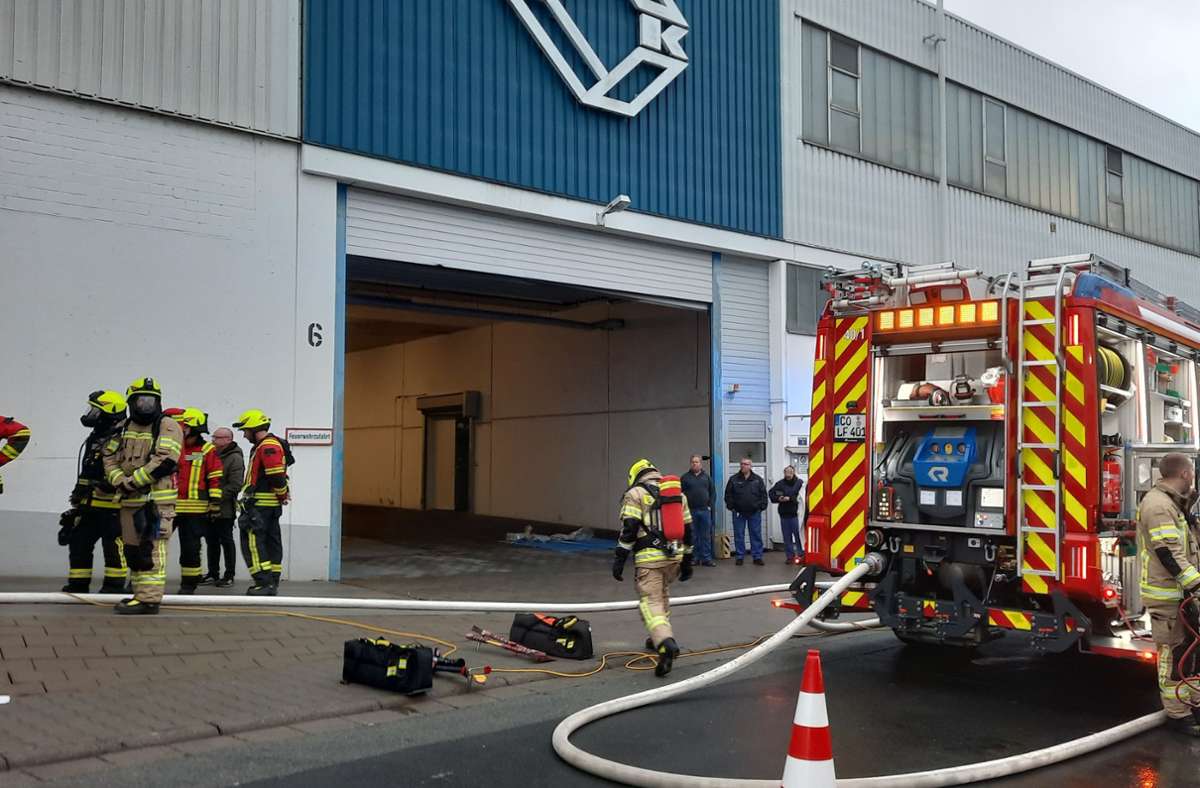 Mitarbeiterinnen und Mitarbeiter eines Industrieunternehmens in Dörfles-Esbach mussten wegen des Brands einer Maschine ins Freie evakuiert werden.