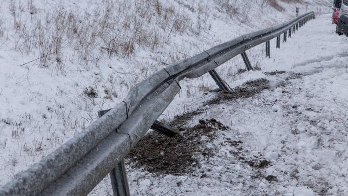 Wintereinbruch: Mehrere Unfälle auf glatten Straßen