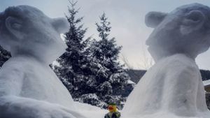 Loriot-Figuren als riesige Schneeskulpturen