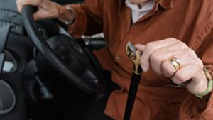 Sturzbetrunken: 72-Jährige streift Auto und geht nach Hause