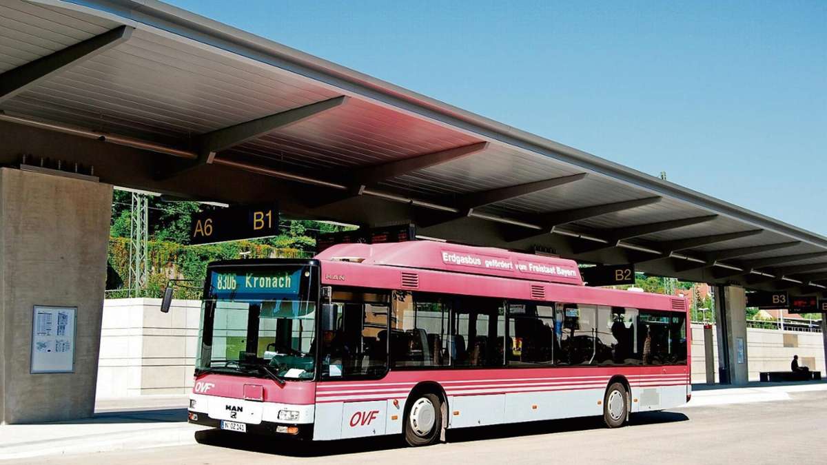 Coburg: Auto und Linienbus kollidieren an der B 303