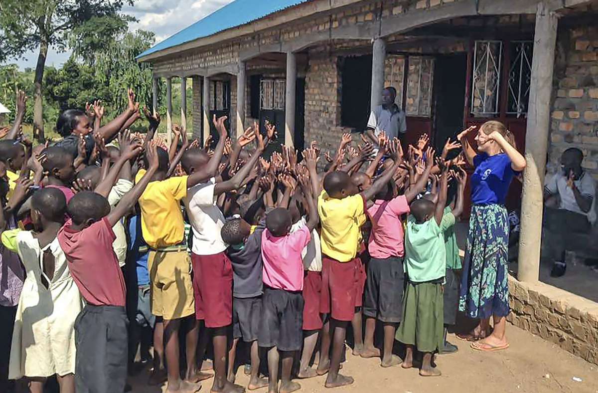 Gertrud-Luise Lakemann (rechts) ist beeindruckt, wie groß der Bedarf nach einer Schule im ugandischen Kakindu ist. Foto: Privat