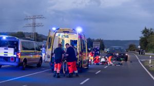 Moped kracht in Kleinbus: Zwei Schwerverletzte