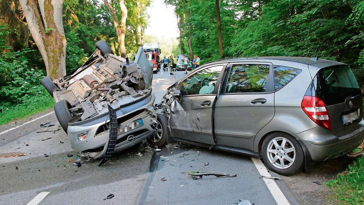 Tambach/Schorkendorf: B303: Auto überschlägt sich bei Crash
