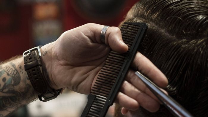 Haareschneiden im Keller – Polizei löst Treffen mit Friseur auf