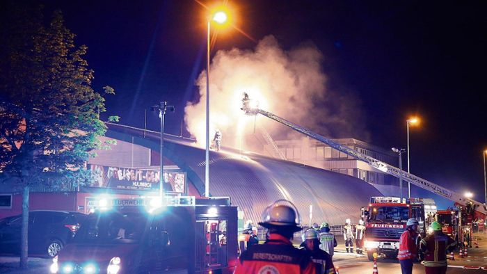 Großbrand vernichtet Kulmbacher Freizeithalle