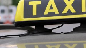 Dörfles-Esbach: Taxi erfasst unachtsamen Fußgänger