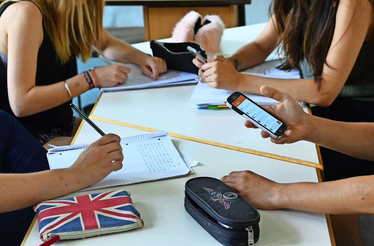 Schüler arbeiten mit Handys und Smartphones. Das gehört zur digitalen Schule einfach dazu. Foto: picture alliance /Jens Kalaene