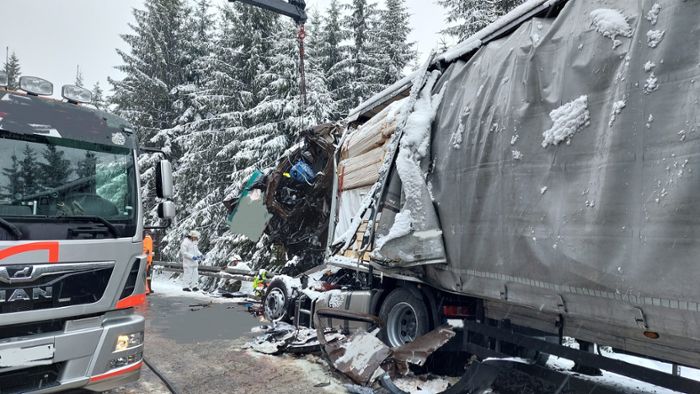 B303: Frontal-Crash: Lkw-Fahrer tot