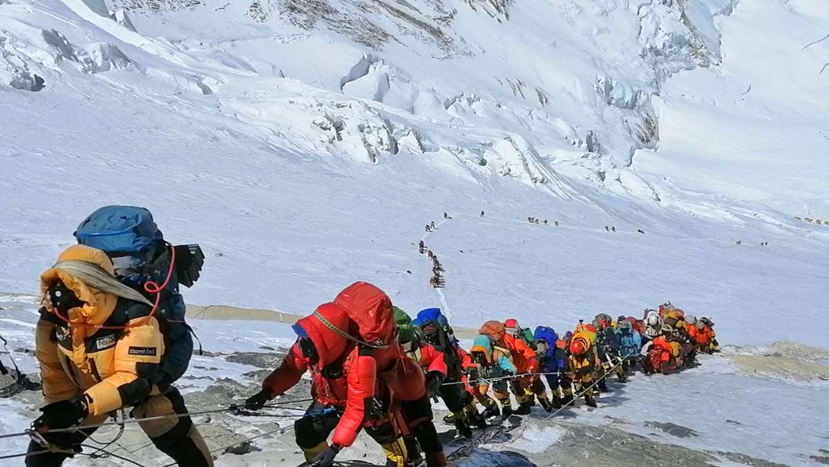 Ansturm auf den Mount Everest: Trotz Corona-Fällen –  Rund 350 Menschen  auf dem Mount Everest