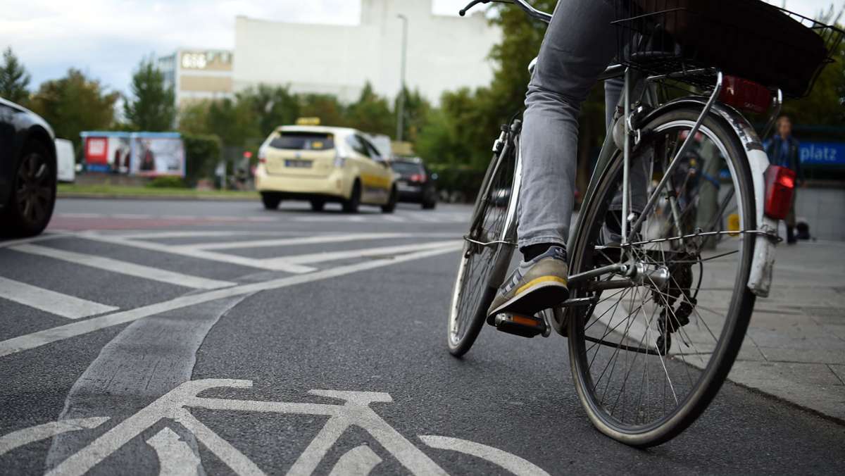 Sonne stand zu tief: Junger Radfahrer muss nach Unfall ins Krankenhaus