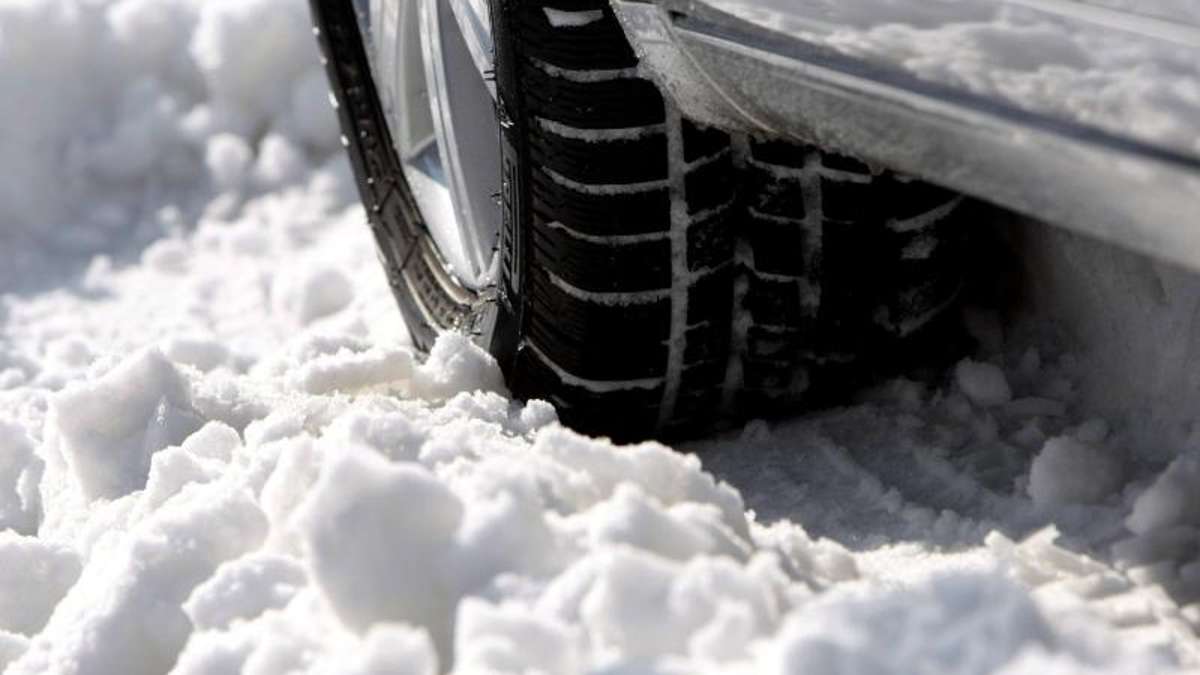Vier Unfälle bei Schnee auf A 93: Porsche mit Sommerreifen schlittert von Autobahn