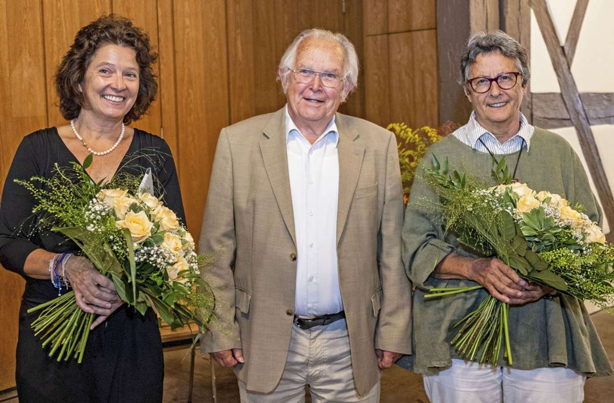 Der Vorsitzende des Bürgervereins Ebern, Ingo Hafenecker, dankte mit Urkunde und Blumen Sibylle Kneuner und Inge Günther (rechts) für ihr Engagement. Foto: Rudolf Hein