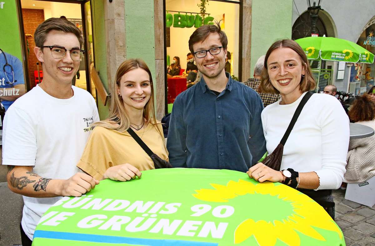 Gerade haben sie den Ortsverband Großheirath gegründet, jetzt feiern und zittern sie mit ihrem Kandidaten  Johannes Wagner: Erik Dorn (links), Katalin Hauck und Vera Schaller (rechts).