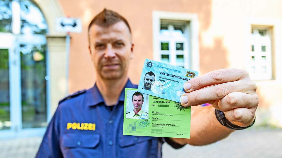 Neue Dienstausweise: Coburger Polizei mit blauer Karte statt grünem Papier