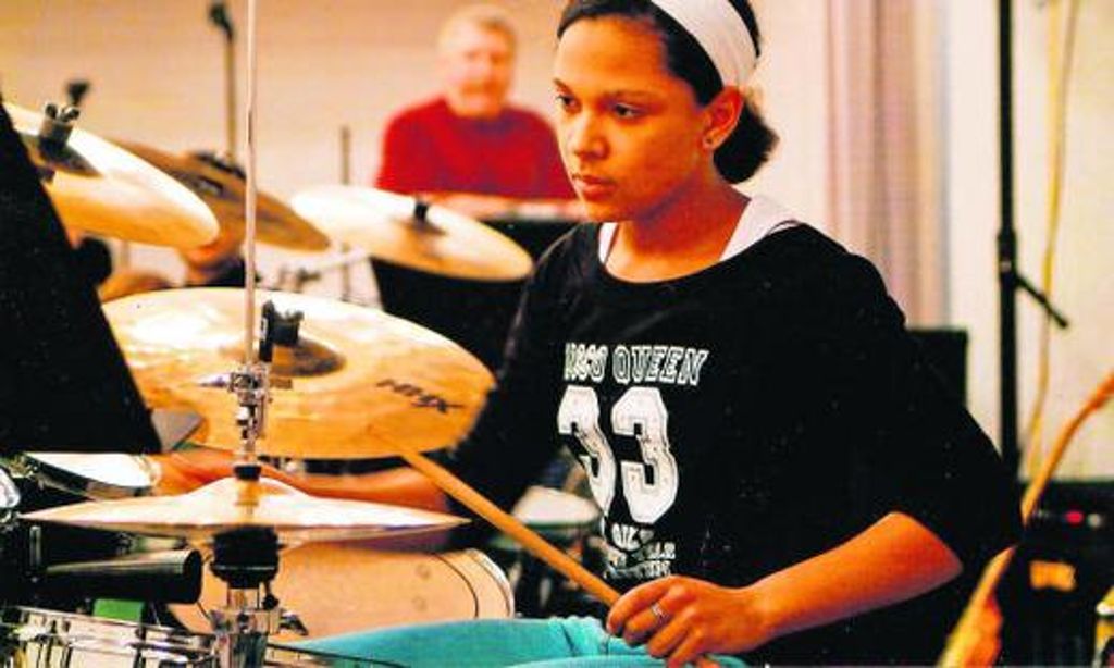 Multitalent: Shelly ist nicht nur eine gute Sängerin, sondern auch eine begnadete Schlagzeugerin. Das Foto zeigt sie im Alter von 14 Jahren. Damals gab sie im Coburger Landratsamt eine Kostprobe ihres Könnens.