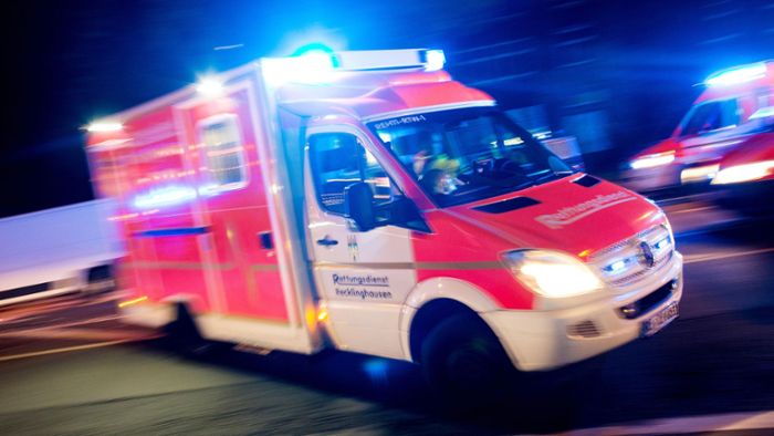 Schwer verletzt: Kronach: Zwei Fußgänger von Auto angefahren