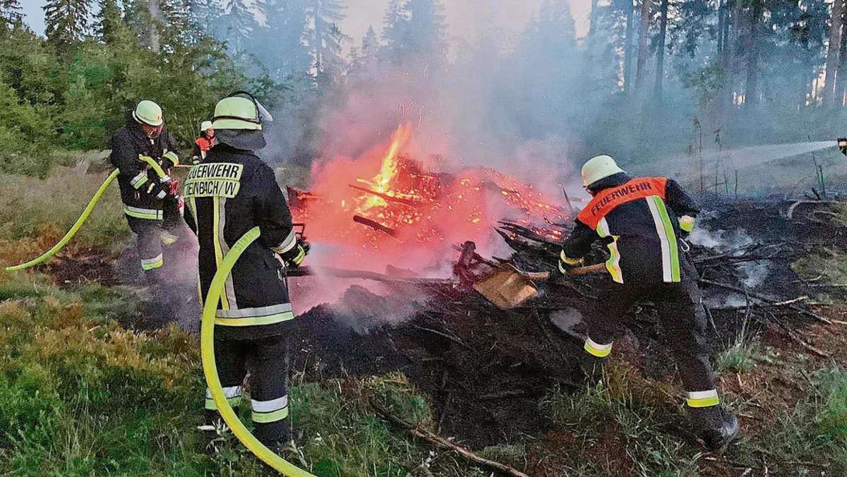 Kronach: Holzhaufen brennt im Wald bei Kehlbach