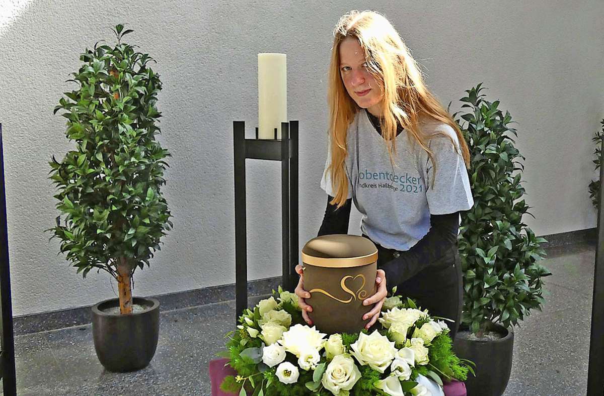 Bei einer Trauerfeier im Bamberger Hauptfriedhof durfte Laura die Urne auf die Stele stellen.